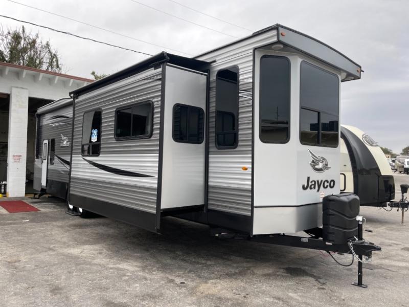 Jayco main destination trailer